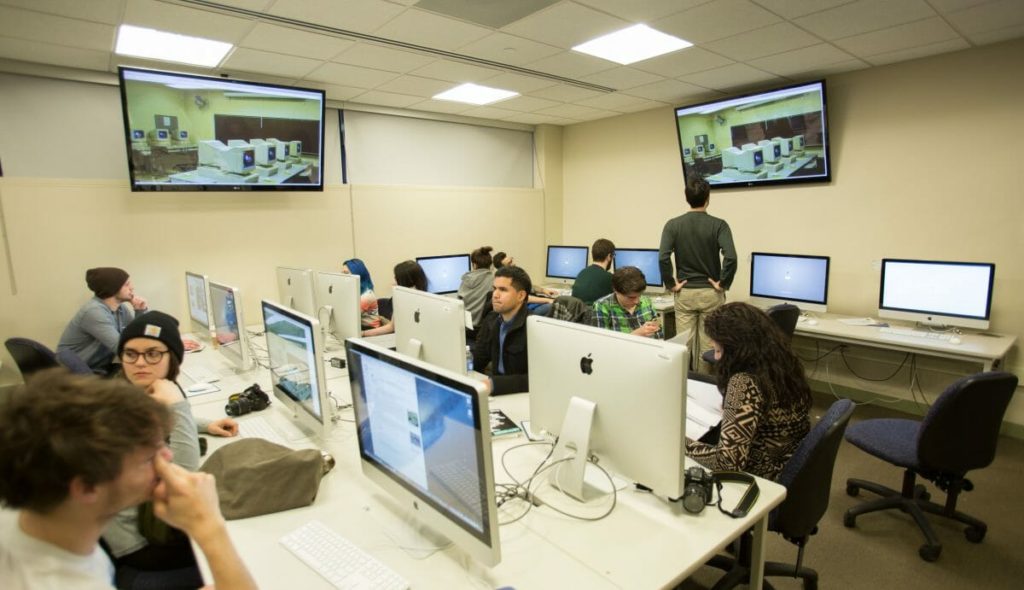 Difference between a virtual class and a physical classroom