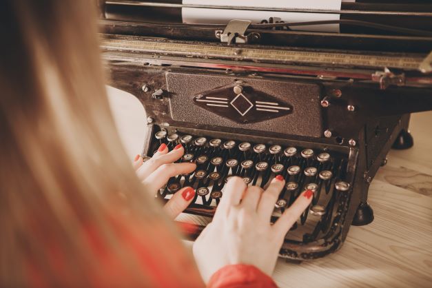 fast typist using a typewriter